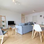 Modern & Bright Avenidas Novas By Homing